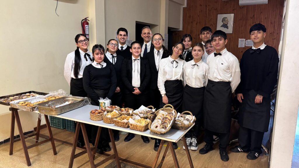 Estudiantes de Gastronomía destacan en el acto de asunción del intendente de Florida