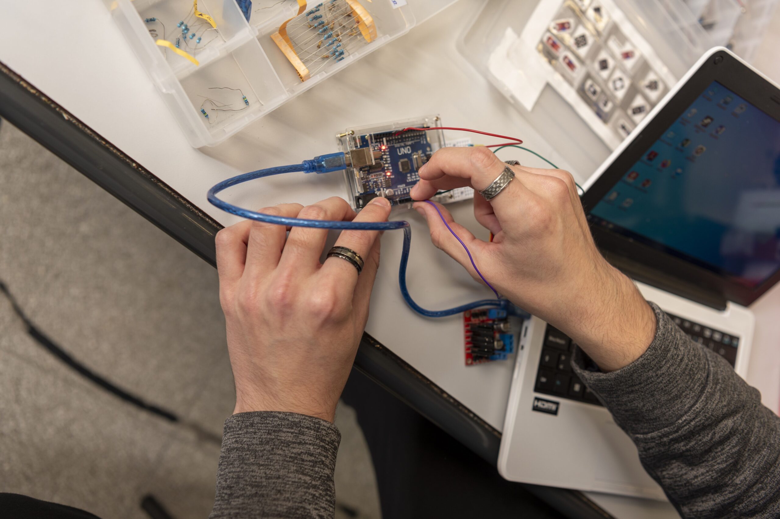 Primeros pasos con Arduino: segunda etapa de talleres de capacitación para profesorado de Física y Tecnología
