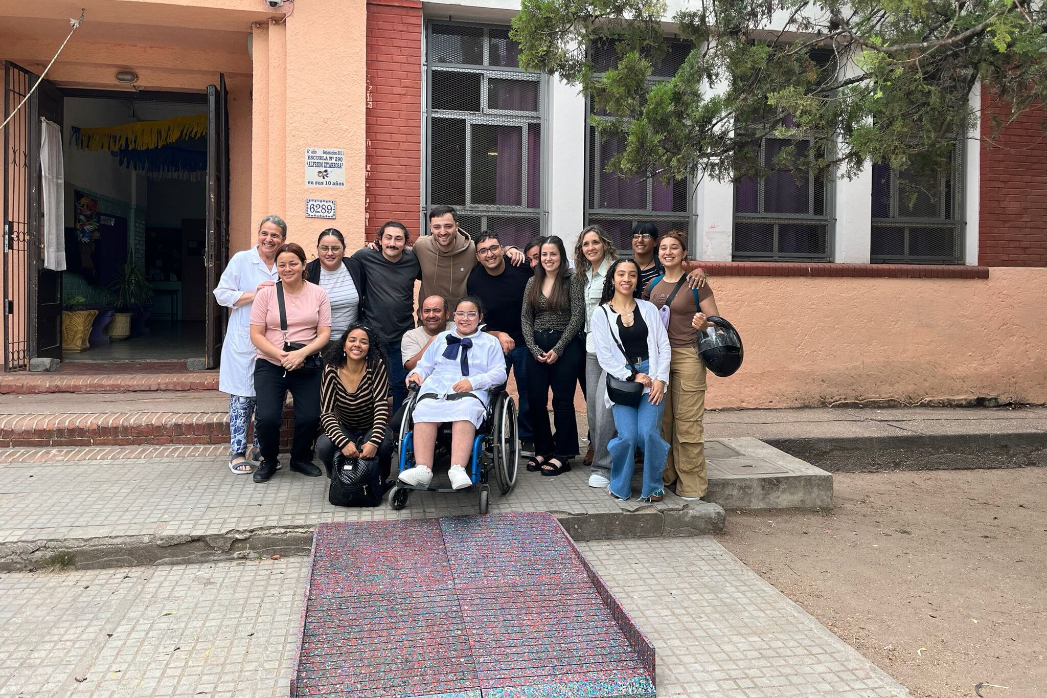 Solidaridad, compromiso y empatía: estudiantes de UTU juntaron 30.000 tapitas y diseñaron una rampa para un centro educativo