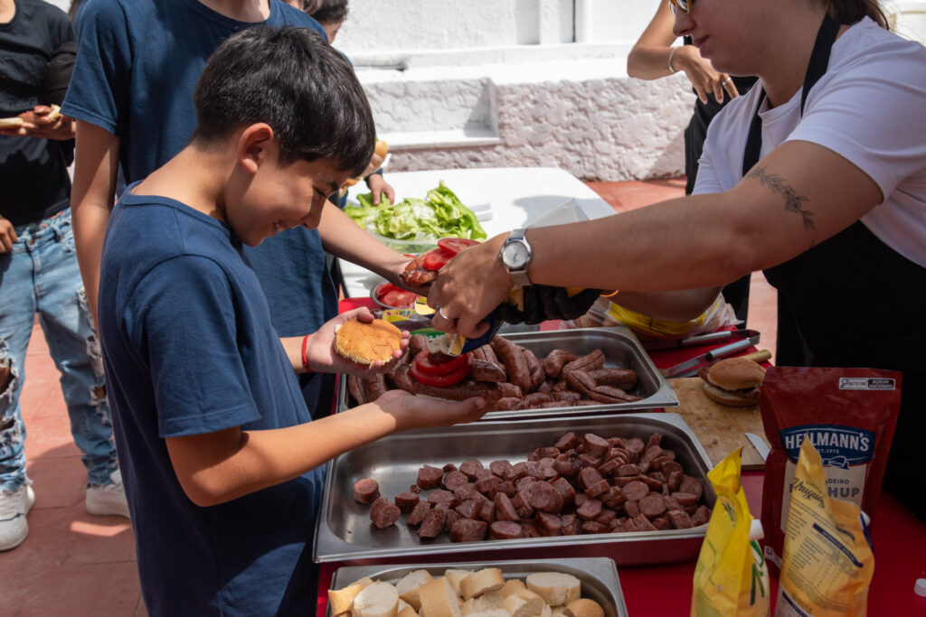 Con la presencia de autoridades de UTU, Santiago Vázquez compartió un almuerzo celebrando su llegada al barrio