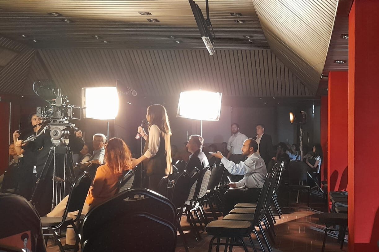 Estudiantes de audiovisual del Centro Educativo Comunitario de Casavalle asistieron al rodaje de la película «¿Quién engañó a Carmen Vidal?»