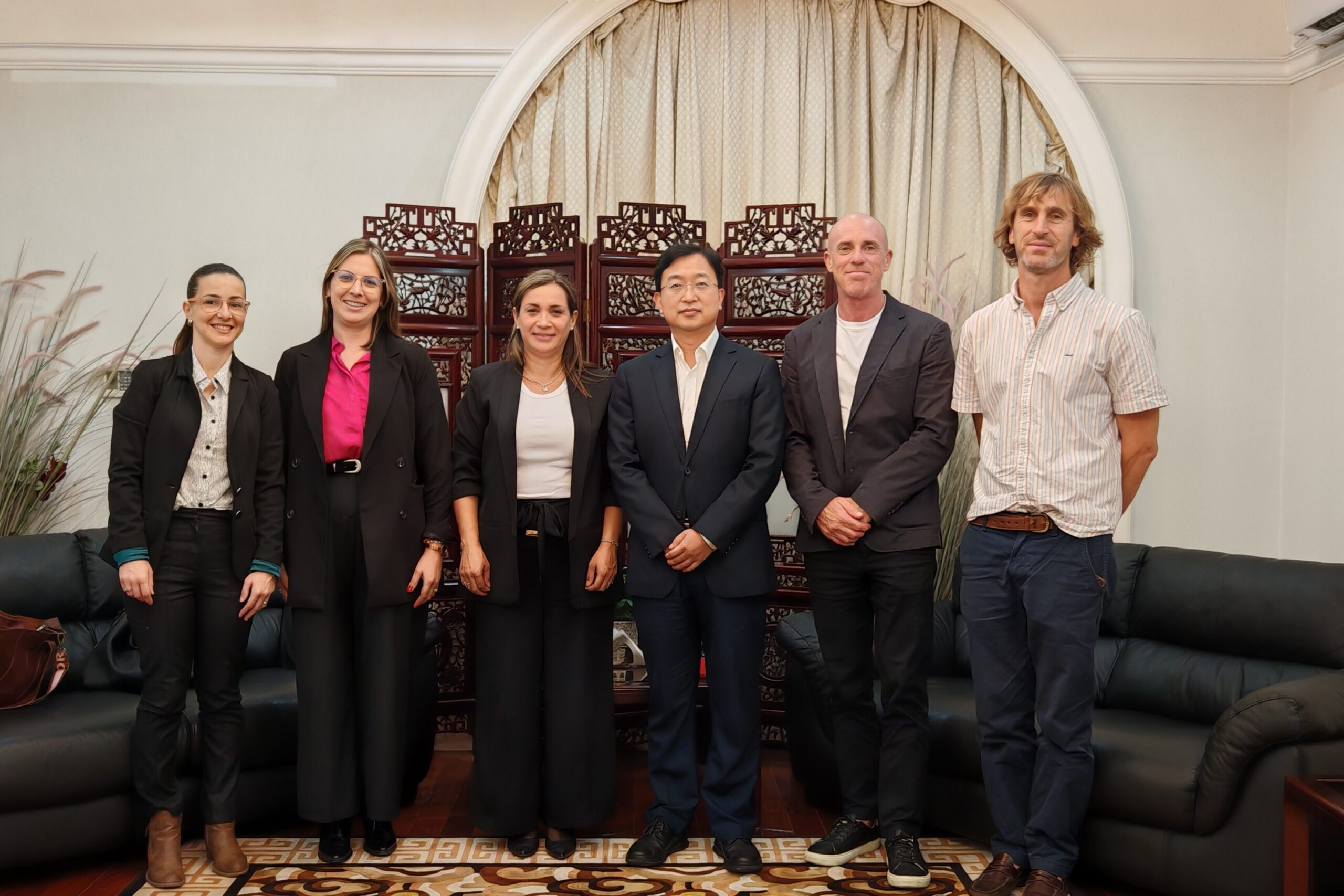 Intercambio entre Culturas y Conocimientos: UTU formalizó un encuentro con la Embajada China