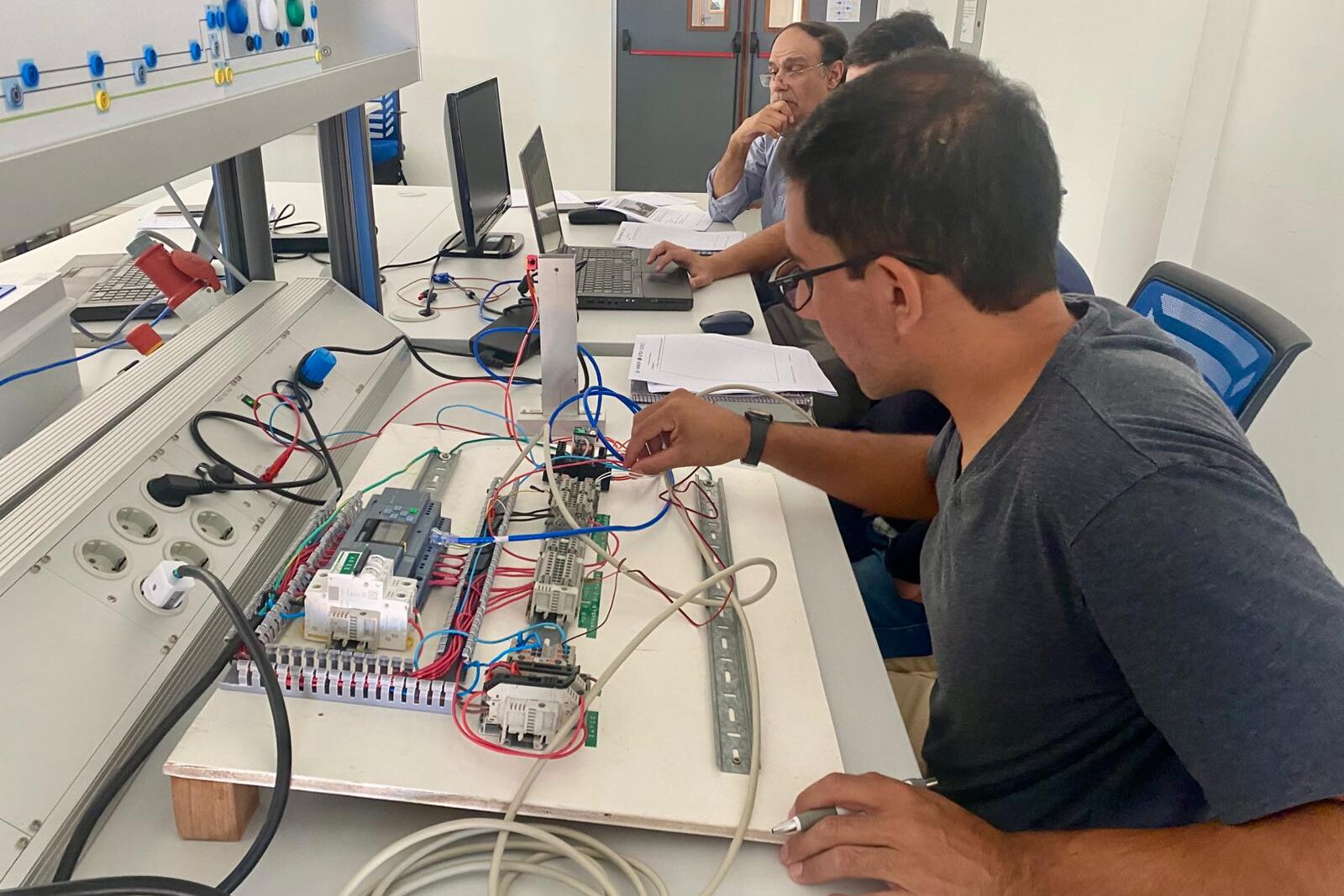 UTU impulsa formación inédita a docentes en automatización para la reconversión laboral