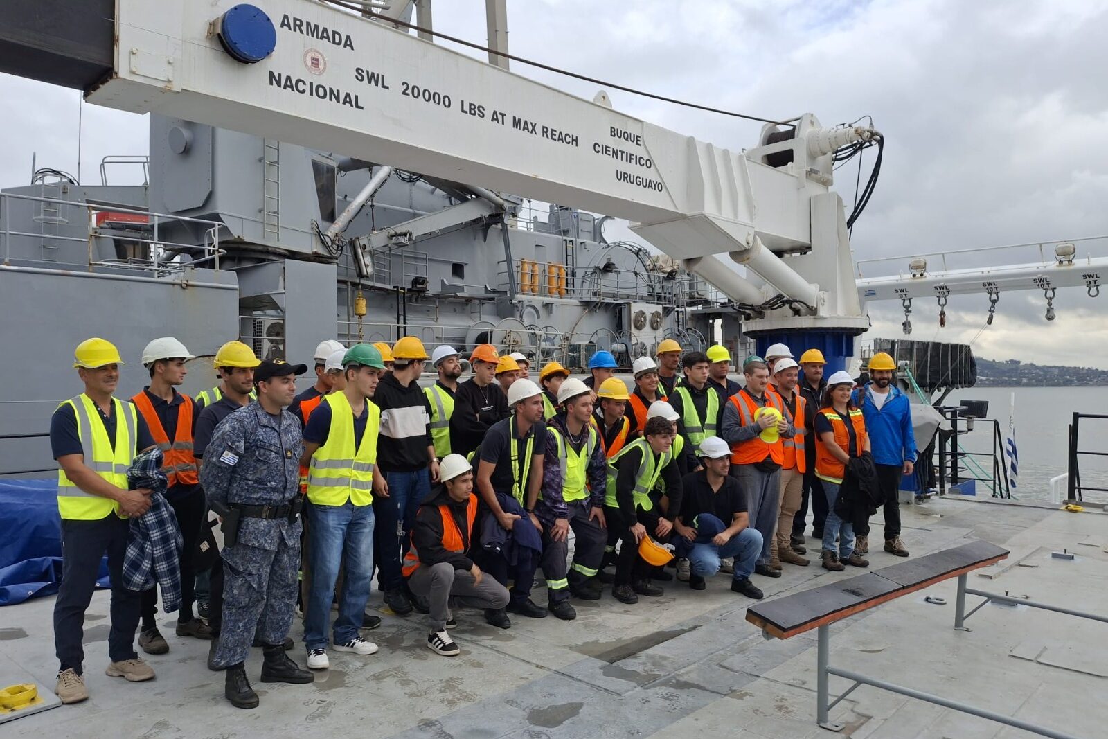 De la teoría la práctica: estudiantes de las Escuelas Marítimas realizaron visitas a buques de la Armada Nacional