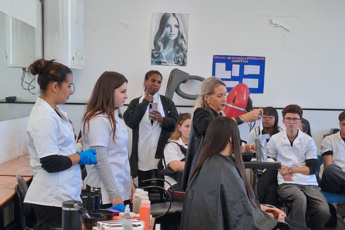 La estilista Silvia Canessa brindó talleres profesionales en Estética de Salón a alumnos de la Escuela de Belleza