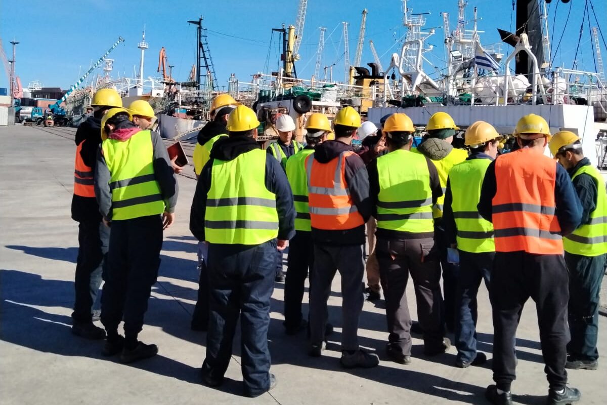 Salida didáctica acercó a estudiantes a la operativa portuaria y naval