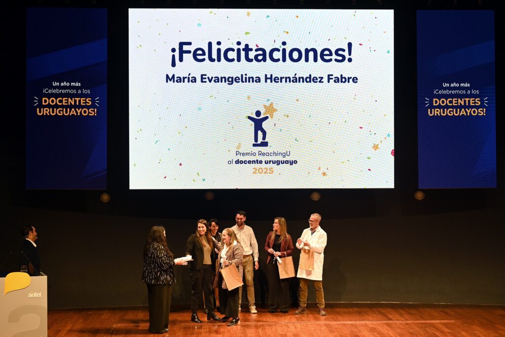Están abiertas las postulaciones para la 8.ª edición del «Premio ReachingU al docente uruguayo»