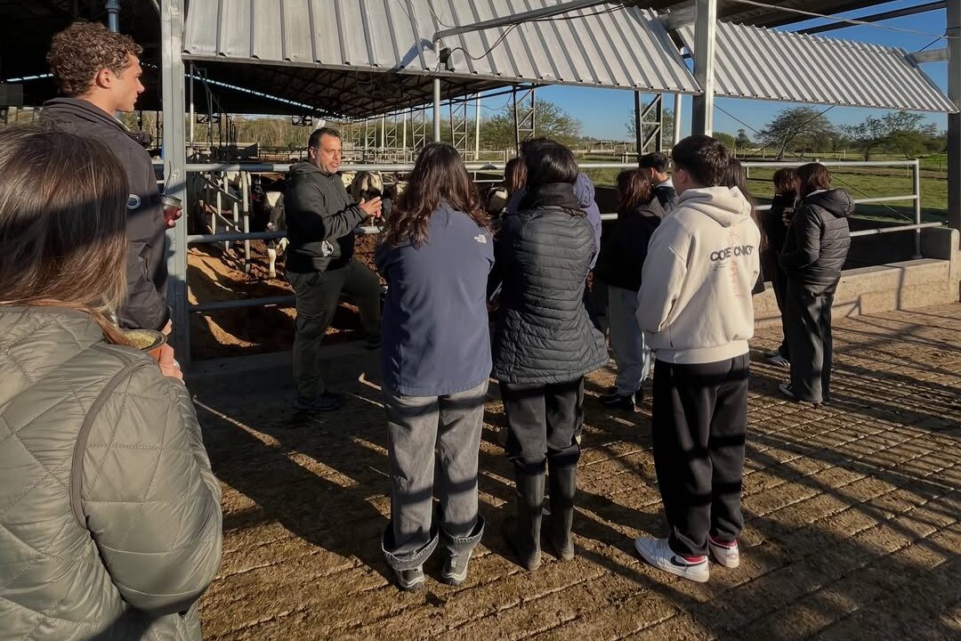Estudiantes de Biotecnología del Polo Educativo Tecnológico Paysandú visitaron el Tambo Experimental de Facultad de Agronomía