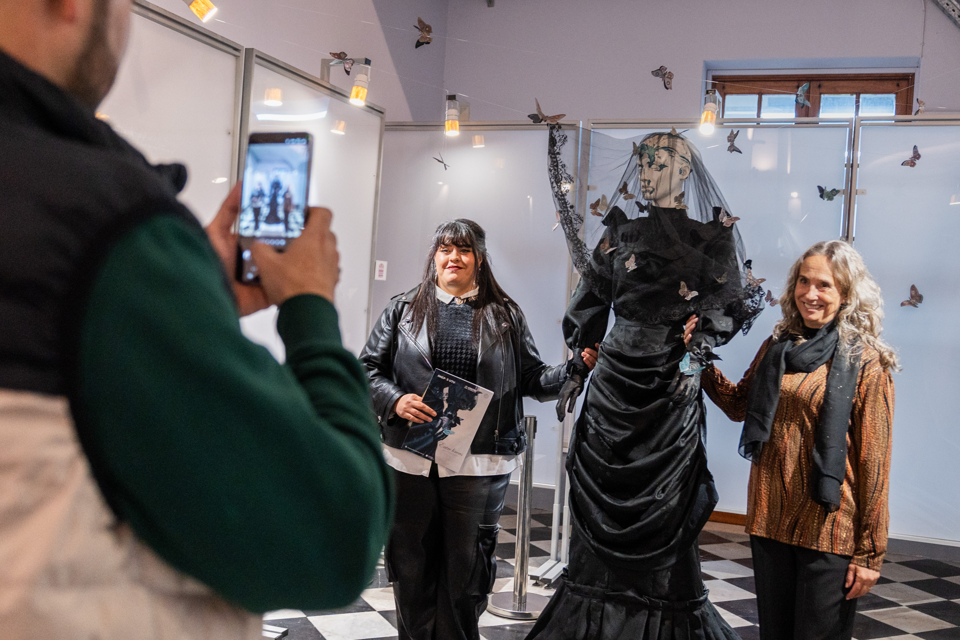 Llevar a la vida la palabra: «Entre líneas», de Alejandra Del Castillo, se inauguró con una ceremonia que celebró la literatura y la docencia