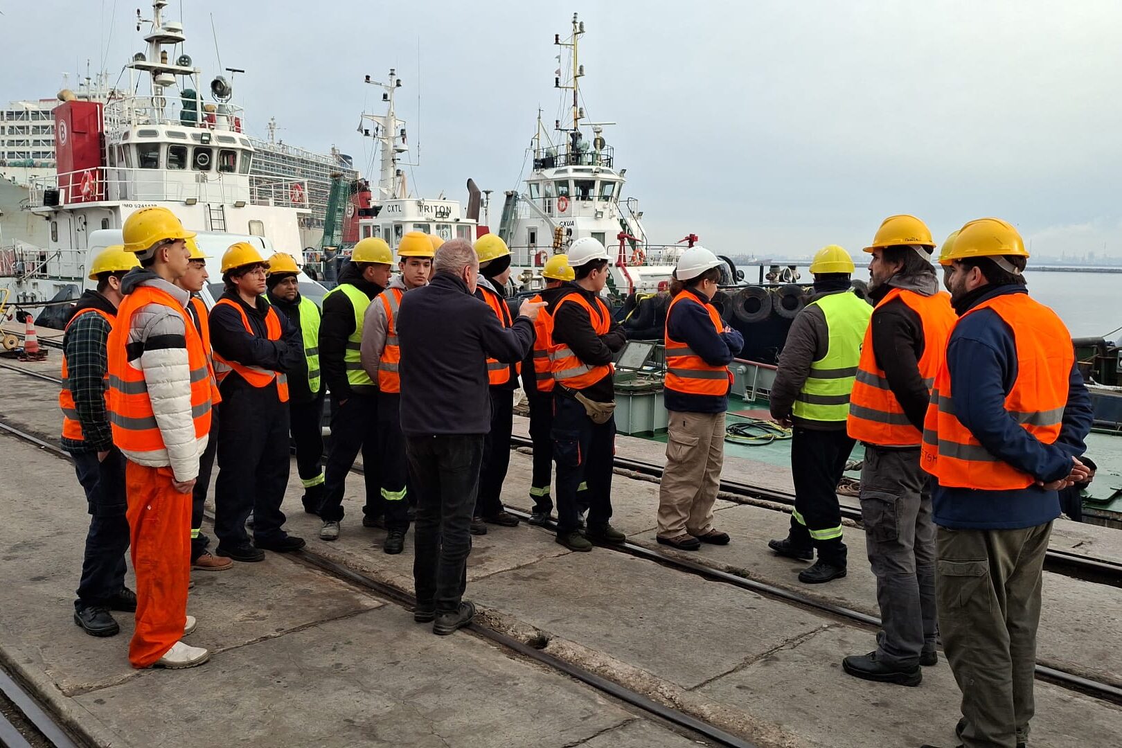 Estudiantes de la carrera de Técnico Maquinista Naval visitaron remolcadores y dragas de la Administración Nacional de Puertos