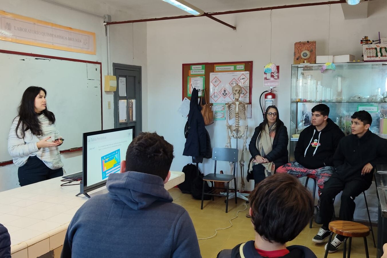 La Escuela Técnica Pan de Azúcar promovió el interés por la ciencia con una actividad sobre la tabla periódica