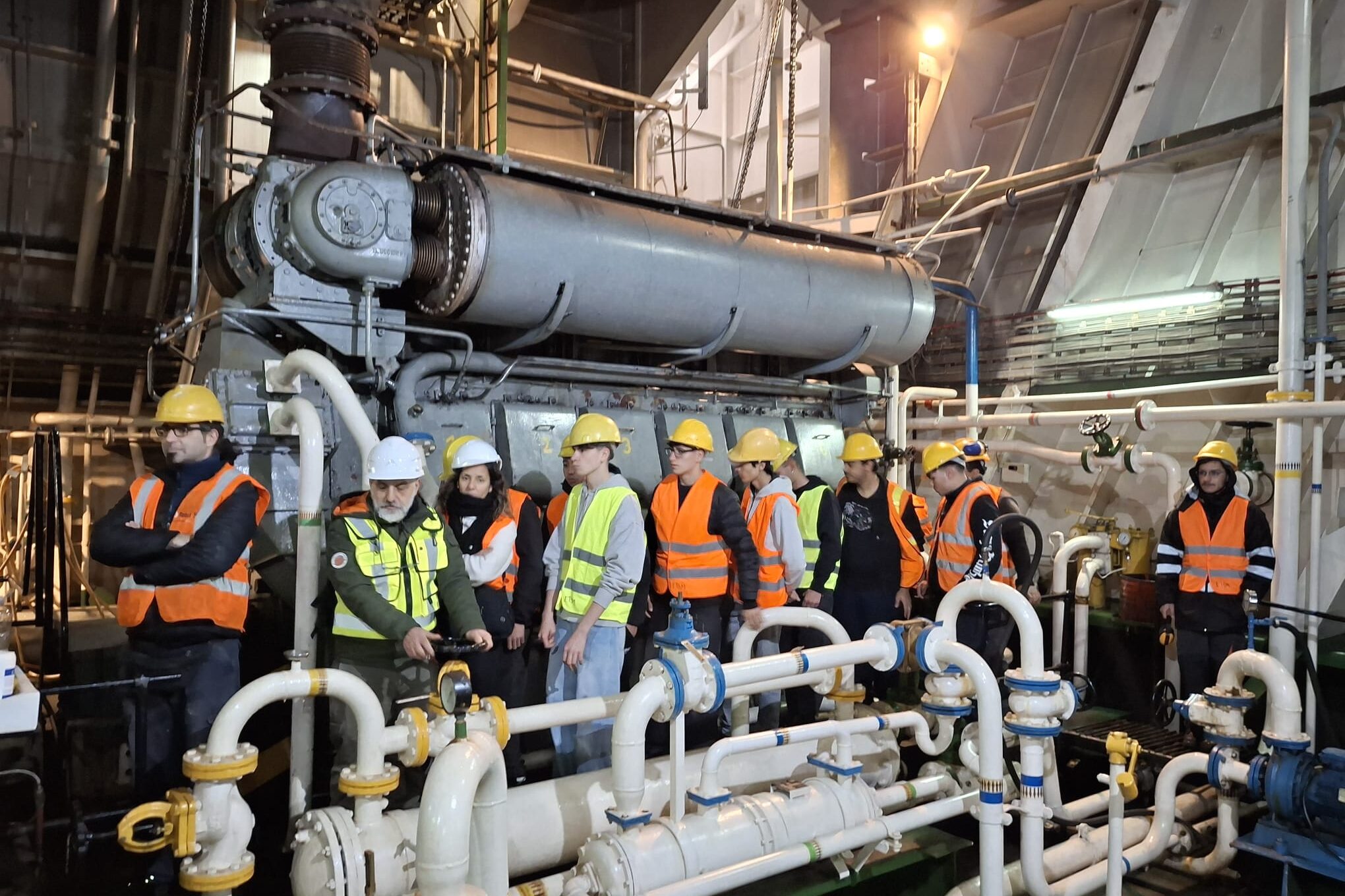 Futuros maquinistas navales realizaron prácticas en embarcaciones de ANP y SAAM