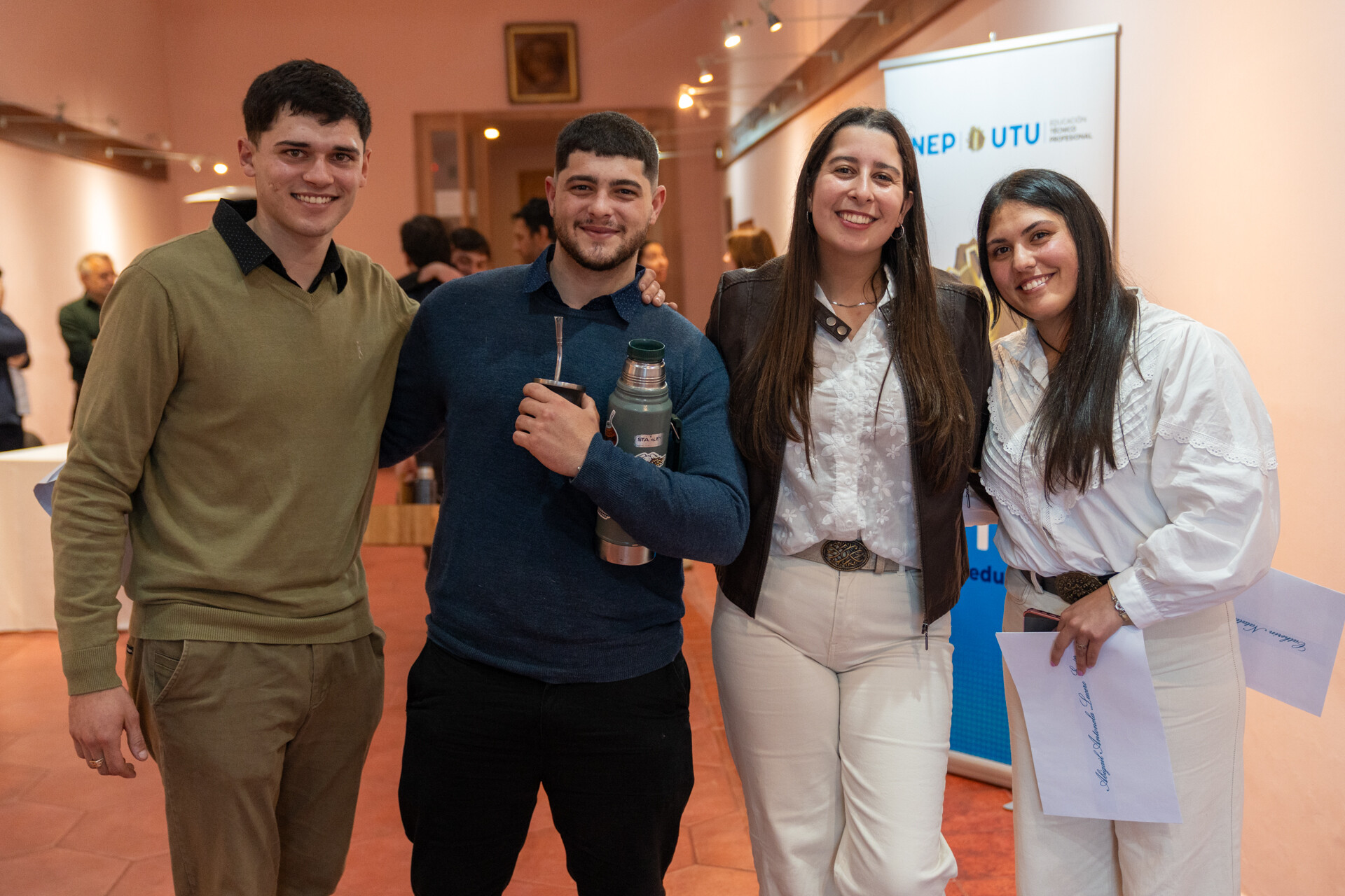 Egresados 2025 de Flores celebraron junto a la comunidad la entrega de sus diplomas