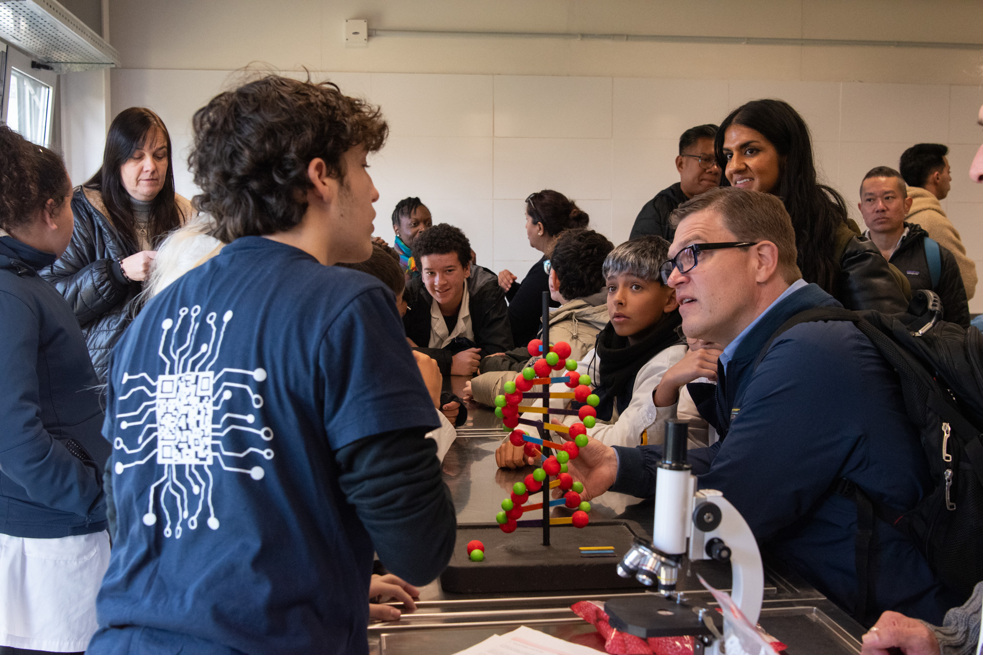 El premio #HilandoCiencia 2026 otorgará hasta 1500 dólares en proyectos de inteligencia artificial y computación cuántica
