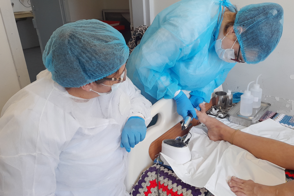Estudiantes de Pedicuría de la Escuela de Belleza iniciaron sus prácticas curriculares en el Hospital Centro Geriátrico Dr. Luis Piñeyro del Campo