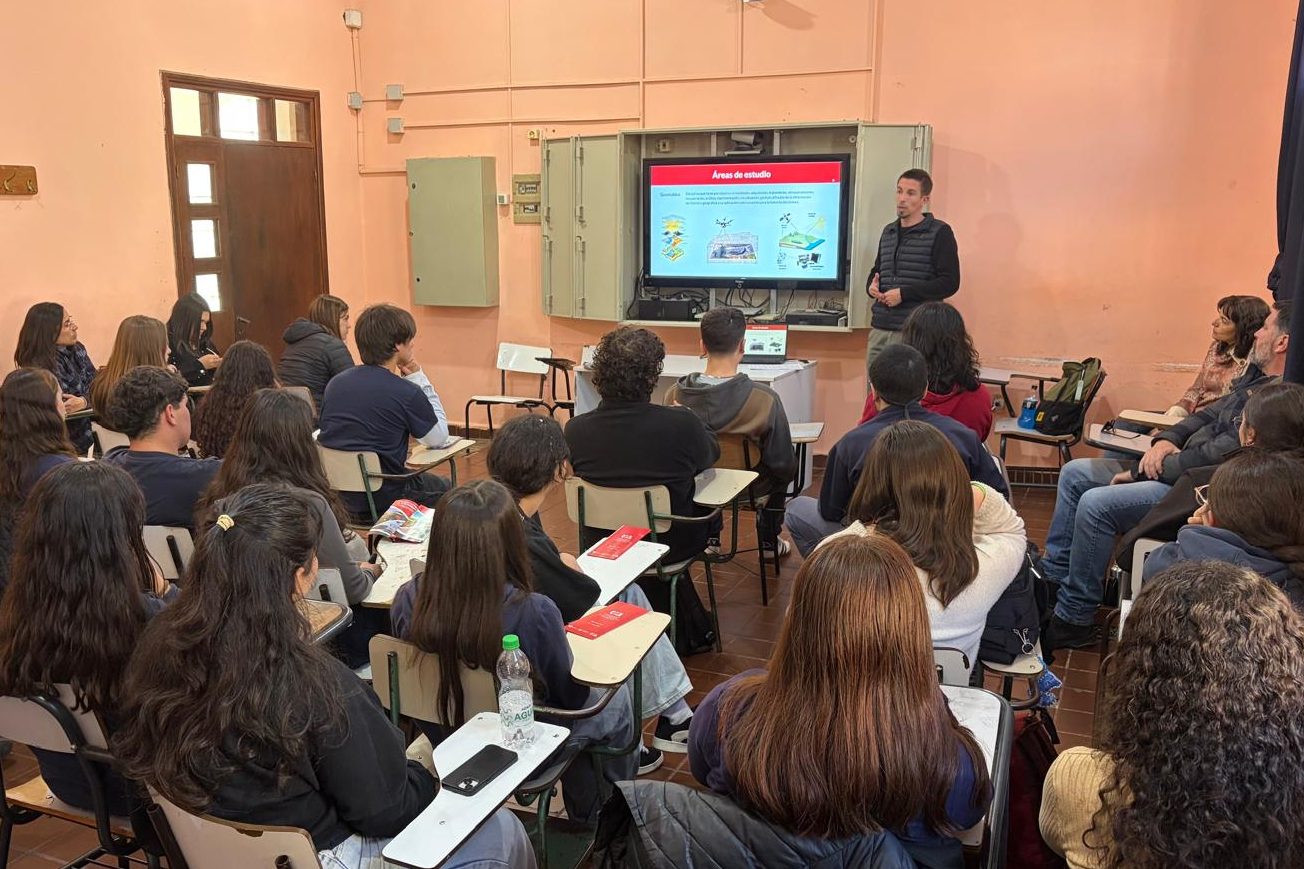 Estudiantes de Educación Media Superior participaron en charlas con profesionales universitarios