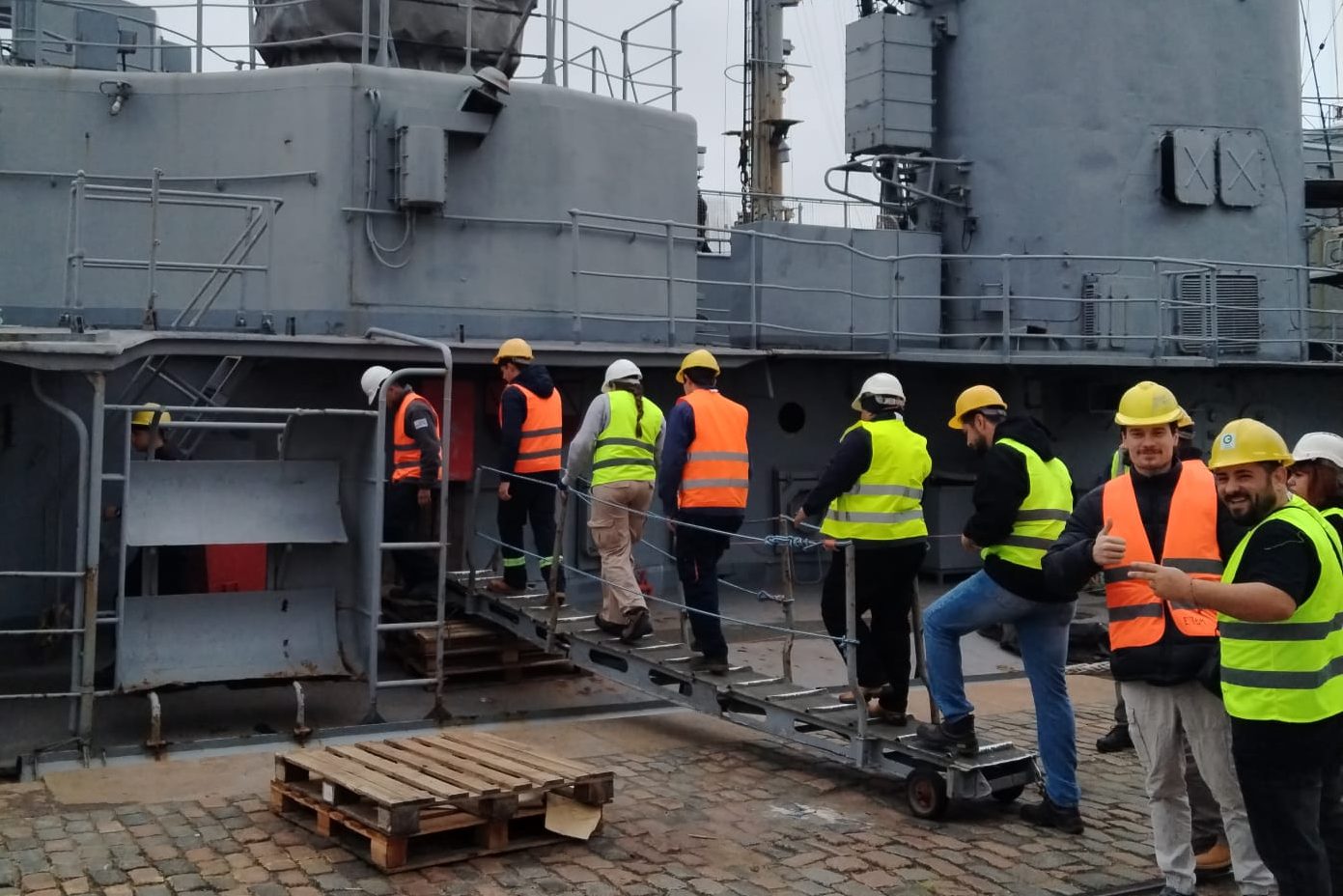Estudiantes de UTU realizaron una visita didáctica a dos buques de la Armada Nacional