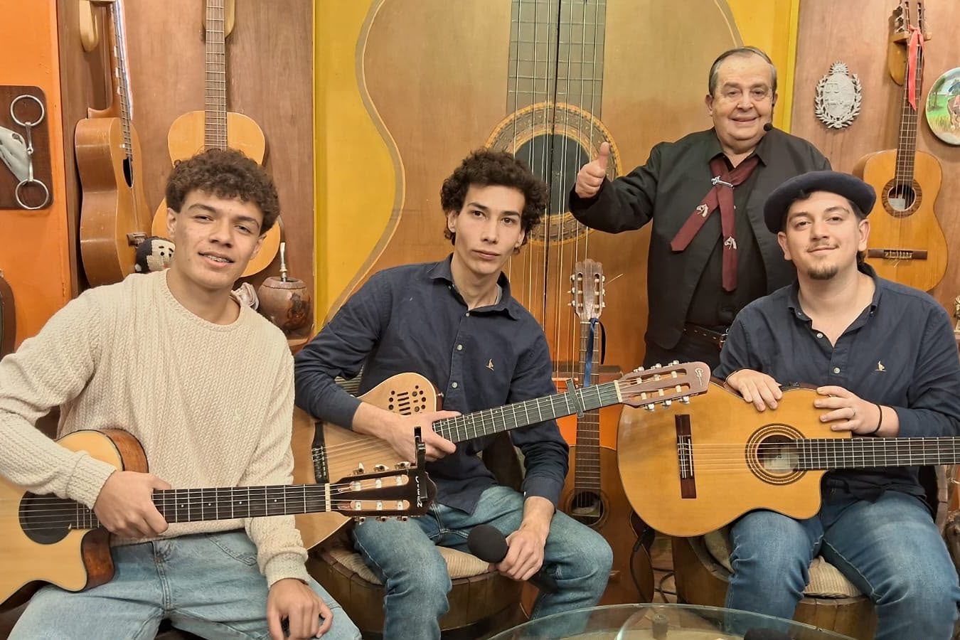 Estudiantes de la Escuela Técnica Lascano compartieron su música en el programa «Entre mates y guitarras»